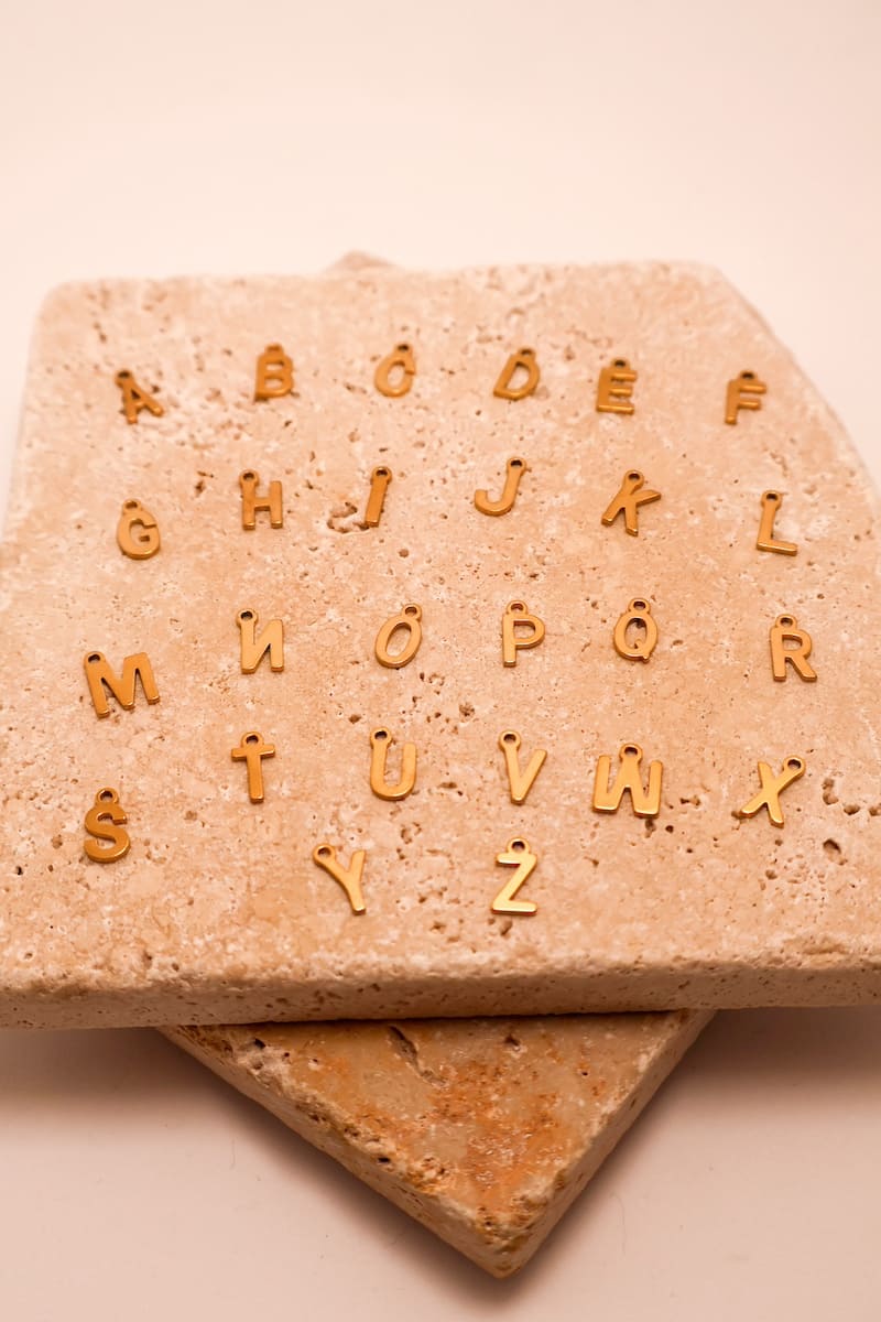 Buchstabe Charm gold/glitzern